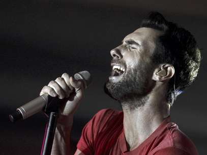 En esta imagen de archivo del 16 de noviembre del 2011, Adam Levine, vocalista de Maroon 5, canta con la banda en la fiesta de lanzamiento de Google Music en Los Angeles. El más reciente álbum de Maroon 5, "Overexposed", salió al mercado el martes 26 de junio del 2012.  Foto: Matt Sayles, Archivo / AP