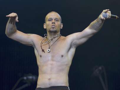 René Pérez de Calle 13 durante un festival de música en la Ciudad de México, el 26 de mayo del 2012. El llamado "Residente" ha unido esfuerzos con la banda neoyorquina de rock Outernational para denunciar la situación de la inmigración indocumentada en Estados Unidos a través de la canción "We Are All Illegals", cuyo video debutó esta semana en Internet.  Foto: Eduardo Verdugo, Archivo / AP