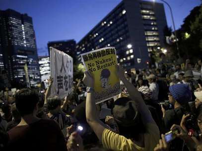 Thousands of protesters take part in an anti-nuclear demonstration demanding a stop to the resumption of operation of nuclear reactors in front of Japanese Prime Minister Yoshihiko Noda's official residence in Tokyo June 29, 2012. Foto: Toru Hanai / Reuters In English