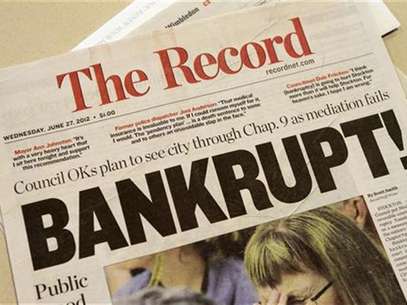 A local newspaper headline announces bankruptcy in Stockton, California June 27, 2012. Foto: Kevin Bartram / Reuters In English