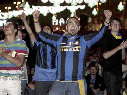 Soccer fans react as they watch the Euro 2012 semi-final soccer match between Germany and Italy at the fan zone in Kiev, June 28, 2012. Foto: Anatolii Stepanov / Reuters In English