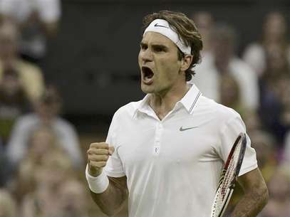 Roger Federer of Switzerland reacts during his men's singles tennis match against Julien Benneteau of France at the Wimbledon tennis championships in London June 29, 2012. Foto: Dylan Martinez / Reuters