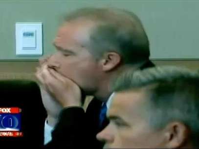 Michael Marin is seen in this KSAZ-TV footage appearing to slip something into his mouth as the guilty verdict was being read out in Maricopa County Superior Court in Phoenix, Arizona, June 28, 2012. Foto: KSAZ-TV / Reuters In English