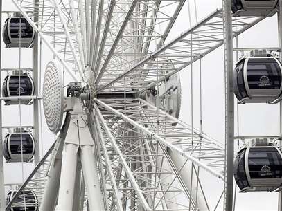 Some of the 42 climate controlled gondolas are seen as final preparations are made shortly before the opening of the Seattle Great Wheel located on the privately owned Pier-57 on Elliott Bay in Seattle, Washington June 29, 2012. Foto: Anthony Bolante / Reuters In English