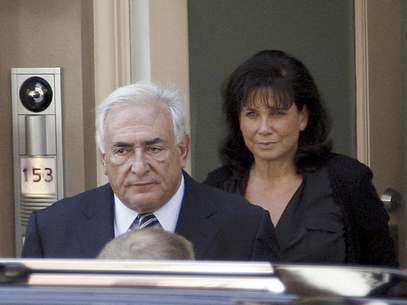 ARCHIVO- Dominique Strauss-Kahn, ex director gerente del Fondo Monetario Internacional (FMI), sale de su casa en Nueva York en compañía de su esposa, Anne Sinclair, rumbo a la corte, el martes 23 de agosto de 2011. Los abogados de Dominique Strauss-Kahn presentaron el viernes 29 de junio de 2012 una demanda legal contra la revista francesa Closer por reportar la supuesta separación de la pareja.   Foto: David Karp,archivo / AP
