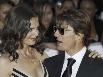 En esta fotografía de archivo del miércoles 26 de mayo de 2010, se ve a Tom Cruise, derecha, junto a su esposa Katie Holmes ante los fotógrafos a su llegada a una entrega de premios en el Royal Festival Hall, en Londres. Jonathan Wolfe, abogado de Holmes, dijo que la pareja se está divorciando  el viernes 29 de junio de 2012.  Foto: Lefteris Pitarakis, Archivo / AP