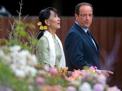 ARCHIVO - En esta foto del 26 de junio del 2012, la líder opositora de Mianmar Aung San Suu Kyi y el presidente francés Francois Hollande caminan por el Palacio del Elíseo en París. Multitudes jubilosas recibieron el sábado a Suu Kyi en Mianmar a su regreso de su gira por Europa, donde ganó un apoyo entusiasta para su papel en la transición democrática en su país y fue celebrada como una jefa de estado.  Foto: Bertrand Langlois, Pool  / AP