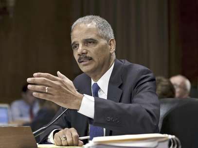 En esta fotografía de archivo del 12 de junio de 2012, se ve al secretario de Justicia estadounidense, Eric Holder al testificar en el capitolio en Washington. La Cámara de Representantes votó a favor de mantener a Holder en desacato ante el Congreso en el caso de los documentos exigidos para la investigación de la operación Rápido y Furioso.  Foto: J. Scott Applewhite / AP