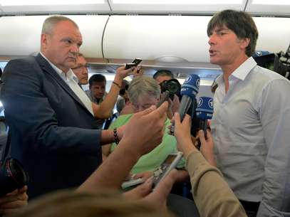 El técnico de Alemania, Joachim Loew, habla con la prensa en el avión rumbo a Alemania tras ser eliminado en las semifinales de la Eurocopa el viernes, 29 de junio de 2012.  Foto: dapd, Ronald Wittek / AP