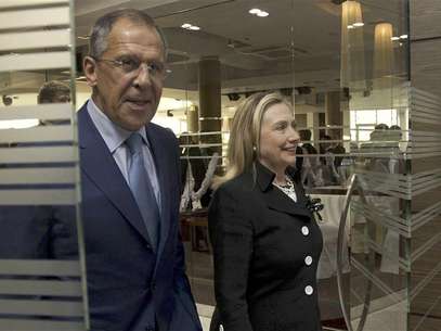 U.S. Secretary of State Hillary Rodham Clinton (R) and Russian Foreign Minister Sergey Lavrov leave a meeting in St. Petersburg June 29, 2012. Foto: Pool / Reuters In English