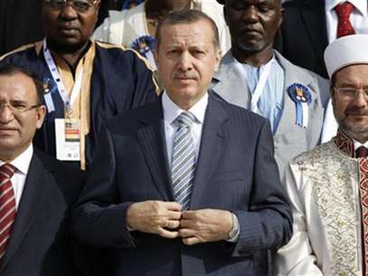 Turkey's Prime Minister Tayyip Erdogan poses with his deputy Bekir Bozdag (L) and Head of Turkey's Religious Affairs Directorate Mehmet Gormez (R) for a group photo during the summit of religious leaders from Muslim countries and communities in Africa at the Ottoman-era Dolmabahce Palace in Istanbul November 21, 2011. Foto: Murad Sezer / Reuters In English