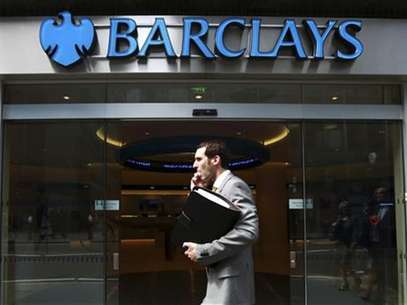 Un hombre pasa frente a una oficina del banco Barclays en el centro de Londres Foto: Reuters en español