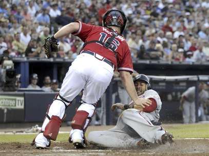 Washington Nationals runner Michael Morse slides in safe past Atlanta Braves catcher Brian McCann in the third inning at their MLB National League baseball game at Turner Field in Atlanta, Georgia June 29, 2012. Foto: Tami Chappell / Reuters In English