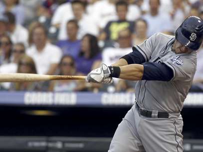 Yasmani Grandal, de los Padres de San Diego, conecta un jonrón de dos carreras al relevista Jeremy Guthrie, de los Rockies de Colorado, en la sexta entrada del partido en Denver, el sábado 30 de junio de 2012. Grandal pegó dos vuelacercas durante el partido y los Padres ganaron por 8-4 a los Rockies.  Foto: David Zalubowski / AP