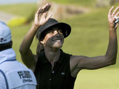 La venezolana Verónica Felibert saluda a los espectadores mientras éstos le cantaban el "Feliz Cumpleaños" en el hoyo 18 del torneo de 
NW Arkansas de la LPGA el sábado 30 de junio de 2012. Felibert lidera el torneo.  Foto: April L. Brown / AP
