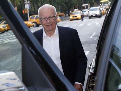 News Corp Chief Executive and Chairman Rupert Murdoch enters his vehicle as he leaves his home in New York June 28, 2012. Foto: Keith Bedford / Reuters In English