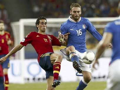 Italy's Daniele De Rossi (R) challenges Spain's Alvaro Arbeloa during their Euro 2012 final soccer match at the Olympic stadium in Kiev, July 1, 2012. Foto: Darren Staples / Reuters In English
