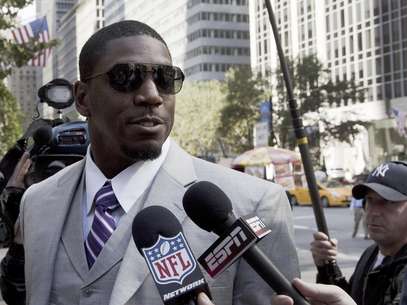 El jugador de los Saints de Nueva Orleáns, Jonathan Vilma, llega a la sede de la NFL el 18 de junio de 2012, en Nueva York.   Foto: Mark Lennihan, File / AP