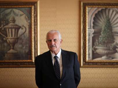 El escritor mexicano Carlos Fuentes posa para una fotografía tras una conferencia de prensa en la Ciudad de México el 12 de marzo de 2012. La autoridad cultural de México anunció el martes 3 de julio del 2012 la creación de un premio literario internacional en honor al prolífico Fuentes, recientemente fallecido.  Foto: Alexandre Meneghini, archivo / AP