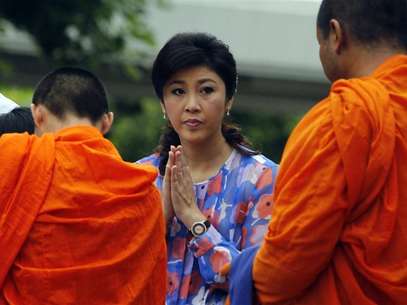Thai Prime minister Yingluck Shinawatra prays on her birthday at her house in Bangkok June 21, 2012. Foto: Sukree Sukplang / Reuters In English