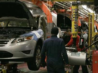 Workers place tires on the 2011 Ford Explorer and other vehicles at the Ford assembly plant in Chicago, Illinois, December 1, 2010. Foto: Frank Polich / Reuters In English