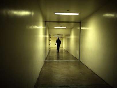 A sheriff's deputy walks down a hallway at the Orange County jail in Santa Ana, California, May 24, 2011. Foto: Lucy Nicholson / Reuters In English