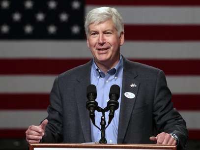 Michigan Republican Governor Rick Snyder introduces Mitt Romney, Republican presidential candidate and former Massachusetts governor, during a rally at Lansing Community College in Lansing, Michigan May 8, 2012. Foto: Rebecca Cook / Reuters In English