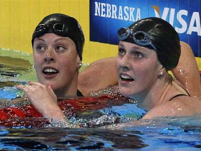 Allison Schmitt (L) and Missy Franklin check their times after their women's 200m freestyle semifinal during the U.S. Olympic swimming trials in Omaha, Nebraska, June 27, 2012. Foto: Jeff Haynes / Reuters In English