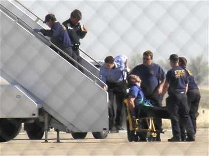 A JetBlue pilot captain Clayton Osbon, is removed from the plane after erratic behavior forced the crew to land in Amarillo, Texas, March 27, 2012. Foto: The Reporters Edge / Reuters In English