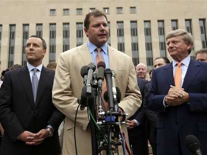 Former baseball star Roger Clemens speaks outside Federal District Court in Washington June 18, 2012. Foto: Kevin Lamarque / Reuters In English