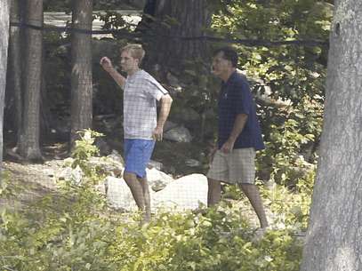 El candidato presidencial republicano, ex gobernador de Massachusetts. Mitt Romney juega voleibol con su hijo Ben Romney en su casa de campo a orillas del Lago Winnipesaukee en Wolfeboro, Nueva Hampshire, el martes 3 de julio del 2012.  Foto: Charles Dharapak / AP