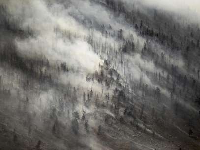 Un súbito cambio en la dirección de viento empuja el humo hacia la cima de Sheep Mountain mientras se extiende el incendio de Squirrel Creek, el martes 3 de julio de 2012, cerca de  Woods Landing, Wyoming.  Foto: Laramie Boomerang, Andy Carpenean / AP