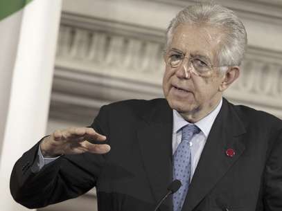 El primer ministro italiano Mario Monti habla durante una conferencia conjunta con la canciller alemana Angela Merkel, el miércoles 4 de julio de 2012, en Roma.  Foto: Riccardo De Luca / AP