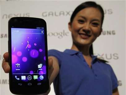 A model poses with the Galaxy Nexus, the first smartphone to feature Android 4.0 Ice Cream Sandwich and a HD Super AMOLED display, during a news conference in Hong Kong October 19, 2011. Foto: Bobby Yip / Reuters In English