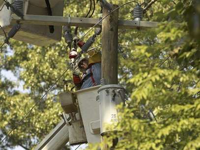 A lineman works to restore power to a neighborhood of Falls Church, Virginia July 3, 2012. Foto: Kevin Lamarque / Reuters In English