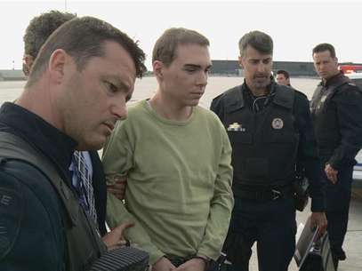 Luka Rocco Magnotta, 29, accused of killing a Chinese student, Jun Lin, and sending his feet and hands in the mail to the offices of two Canadian political parties and two Vancouver schools, is escorted off a plane from Germany by Montreal police in Montreal June 18, 2012 in this handout photo. Magnotta, who is accused of first-degree murder, was arrested in a cyber cafe in Berlin two weeks ago. Foto: Handout / Reuters In English