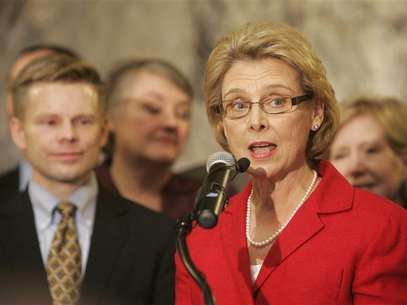 Washington state Gov. Chris Gregoire (R) speaks to an audience shortly before signing legislation legalizing gay marriage in the state in Olympia, Washington February 13, 2012. Foto: Robert Sorbo / Reuters In English