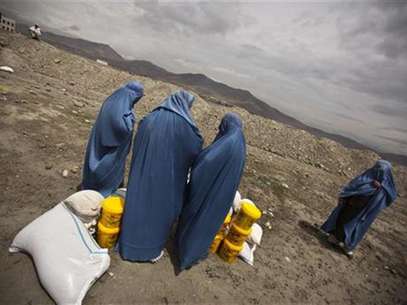 Afghan women clad in burqas receive food aid in Kabul May 5, 2010. Foto: Ahmad Masood / Reuters In English