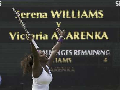 Serena Williams reacciona tras su victoria sobre Victoria Azarenka en las semifinales del torneo de Wimbledon el jueves 5 de julio de 2012.  Foto: Alastair Grant / AP