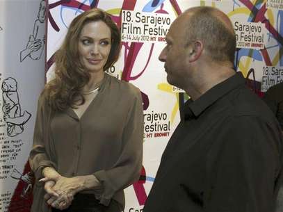 U.S. actress Angelina Jolie stands next to Mirsad Purivatra, director of the 18th Sarajevo Film Festival, before the festival July 7, 2012. Foto: Handout / Reuters In English