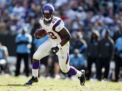 Minnesota Vikings' running back Adrian Peterson (28) runs the ball against the Carolina Panthers during an NFL football game in Charlotte, North Carolina October 30, 2011. Foto: Chris Keane / Reuters In English