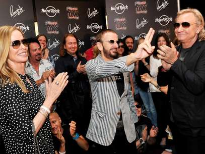 El ex beatle Ringo Starr, al centro, celebra su 72do cumpleaños acompañado de su esposa Barbara, a la izquierda, en el Hard Rock Café en Nashville, Tennessi, el sábado 7 de julio de 2012. A la derecha el músico Joe Walsh.  Foto: Rob Shanahan / AP