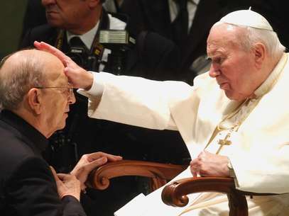 El papa Juan Pablo II en una fotografía de archivo del 30 de noviembre de 2004 en la que bendice al padre Marcial Maciel, fundador de los Legionarios de Cristo, durante una audiencia especial en el Vaticano.  Foto: Plinio Lepri, Archivo / AP