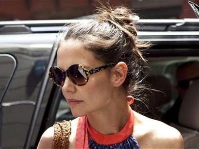 Imagen de archivo de la actriz Katie Holmes a las afueras del Museo Infantil de las Artes en el barrio del Soho en Nueva York, jul 5 2012. Tom Cruise y Katie Holmes están buscando distintas maneras de llegar a un acuerdo sobre su divorcio en la segunda semana de batalla entre las estrellas de Hollywood por la custodia de su hija, que ha puesto a la pequeña y a la Iglesia de la Cienciología en el punto de mira de los medios de comunicación. Foto: Andrew Burton / Reuters en español