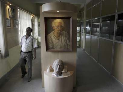 Un retrato del científico indio Satyendranath Bose aparece en la Sociedad Científica de Bengala fundada por Bose en Calcuta, India, el 10 de julio del 2012.  Foto: Bikas Das / AP