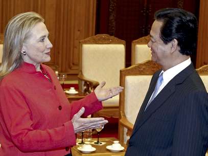 La secretaria de estado norteamericana Hillary Rodham Clinton conversa con el primer ministro de Vietnam Nguyen Tan Dung en Hanoi el 20 de julio del 2012  Foto: Kham, Pool / AP