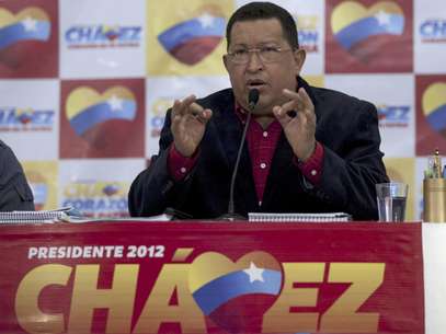 El presidente venezolano Hugo Chávez habla en la primera conferencia de prensa que realiza como candidato presidencial del Partido Socialista Unido para las elecciones generales del 7 de octubre.  Foto: Ariana Cubillos / AP