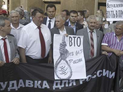 Miembros de la fracción comunista del parlamento ruso sostienen pancartas con eslogans en contra de la unión de Rusia a la Organización Mundial de Comercio durante una protesta afuera de las oficinas del parlamento en Moscú, Rusia, el 10 de julio de 2012.  Foto: Misha Japaridze / AP