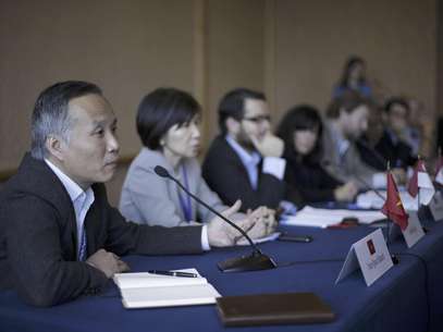 El funcionario de comercio de Vietnam Tran Quoc Khanh, izquierda, habla durante una conferencia de prensa sobre las negociaciones del Tratado de Libre Comercio Transpacífico el martes 10 de julio de 2012, en San Diego. Los negociadores de Estados Unidos y otros ocho países de la Cuenca del Pacífico concluyeron una ronda de negociaciones el martes en uno de los acuerdos comerciales más ambiciososo en décadas.  Foto: Gregory Bull / AP