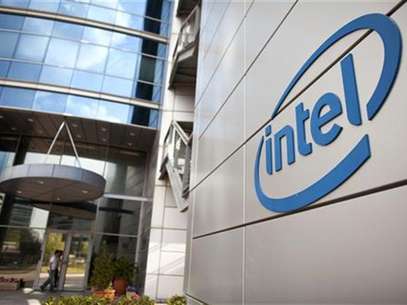 An Intel logo is seen at the company's offices in Petah Tikva, near Tel Aviv October 24, 2011. Foto: Nir Elias / Reuters In English
